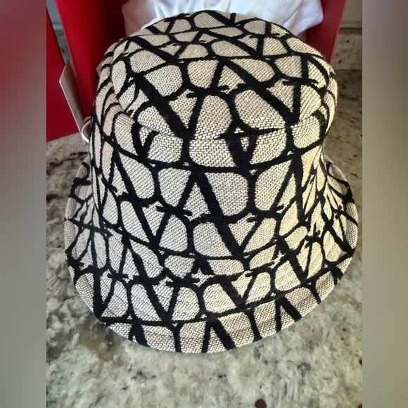 Valentino Garavani Black and Cream Patterned Bucket Hat - Picture 3 of 13